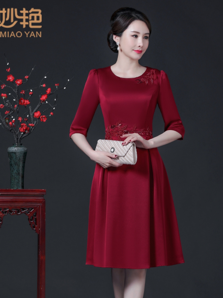 喜妈妈时尚绣花连衣裙