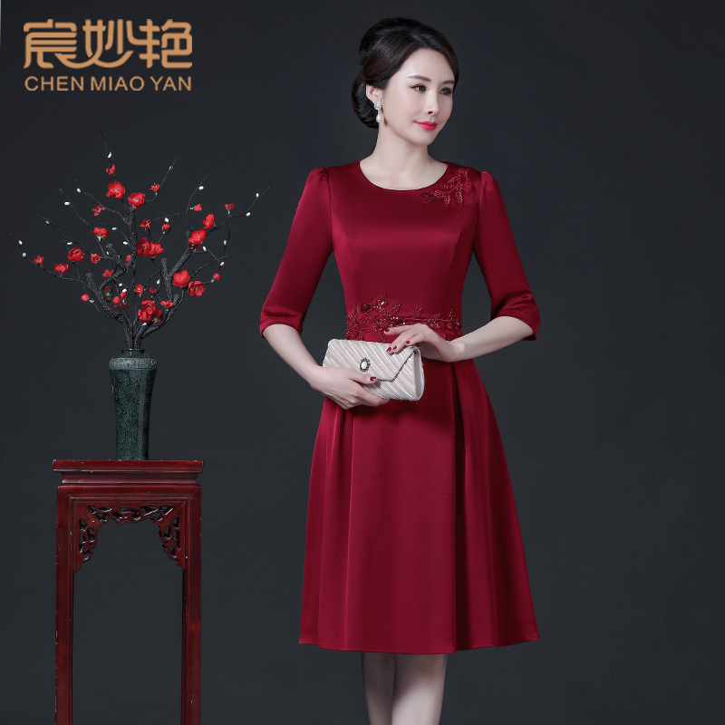 喜妈妈时尚绣花连衣裙